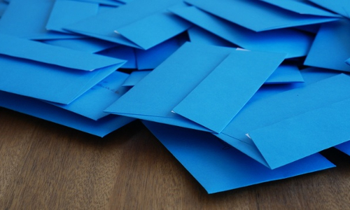 Un tas d'enveloppes bleues